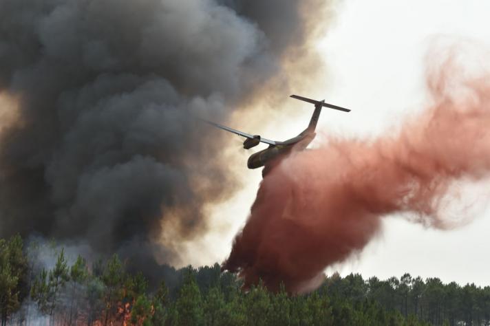 Plane fighting fires in France