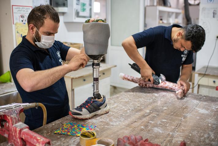 2 men making prostheses in a workshop