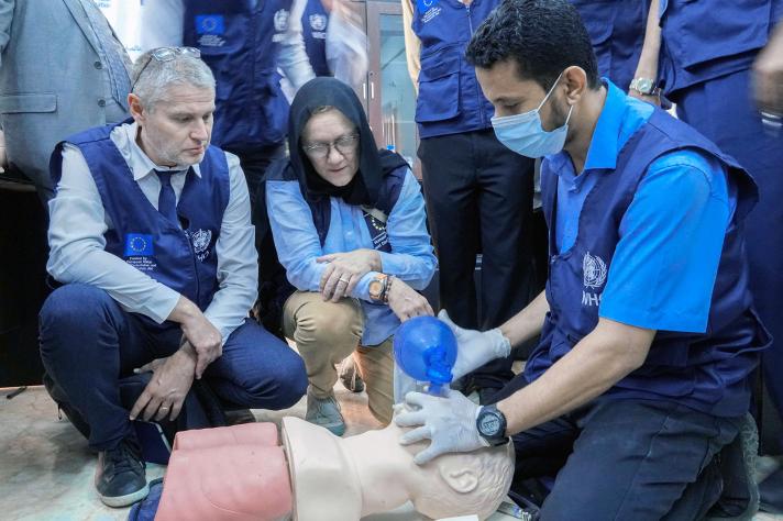 EU humanitarian experts observe a first aid refresher training. 