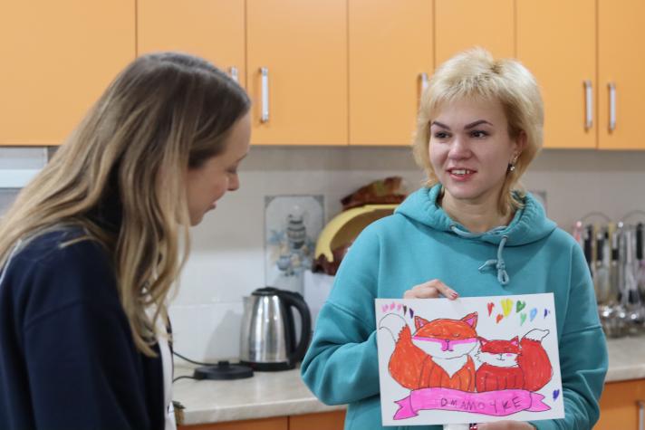 Viktoriia proudly shows the artwork of her daughter Melania. 