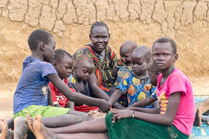 Abuk Garang and her children share a meal after receiving cash and cereals from the EU’s partner WFP.