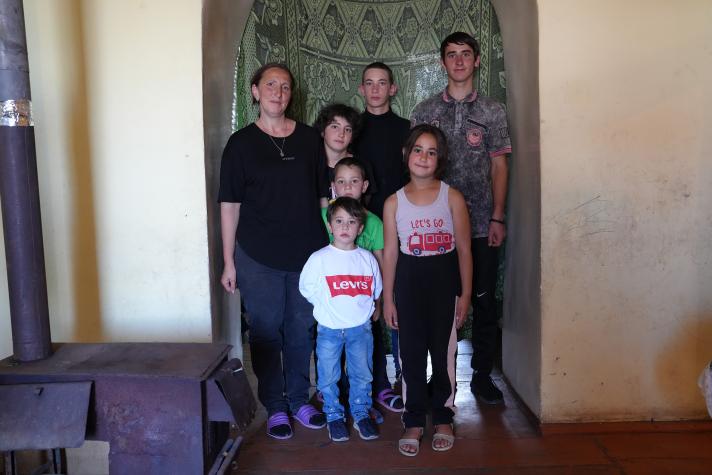 Alvard, with her 6 children in their house.