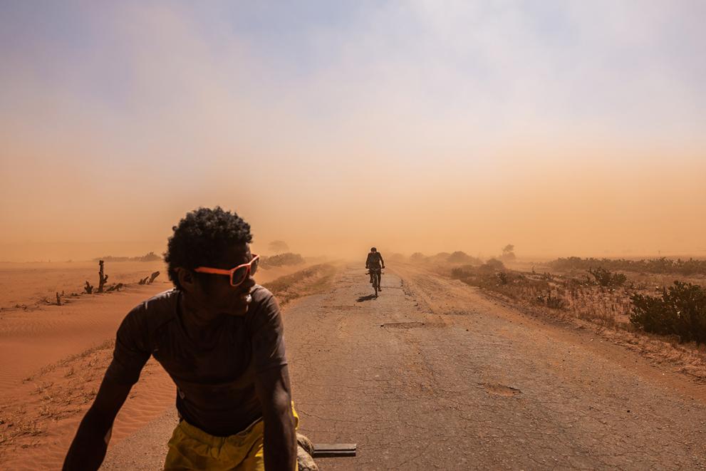 For years, droughts have affected Madagascar, mainly caused by poor rainfall and aggravated by the El niño phenomenon. Also, the south wind called "Tiomena" has ravaged agriculture. Clouds of dust now blow over the ravaged fields.