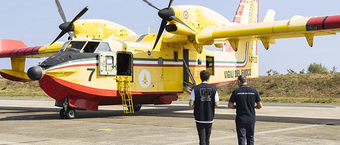 Canadair plane with in front 2 aid workers
