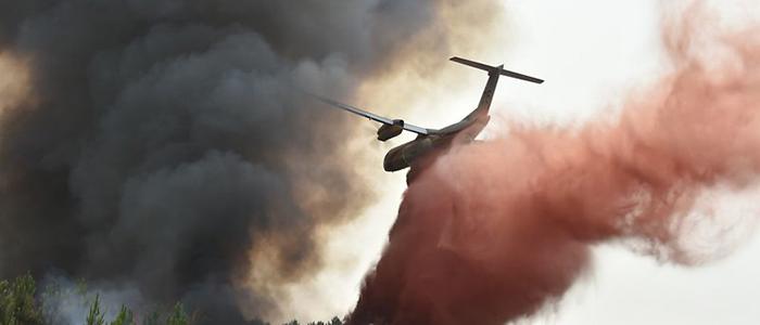 Fire fighting plane dropping retarder fluids