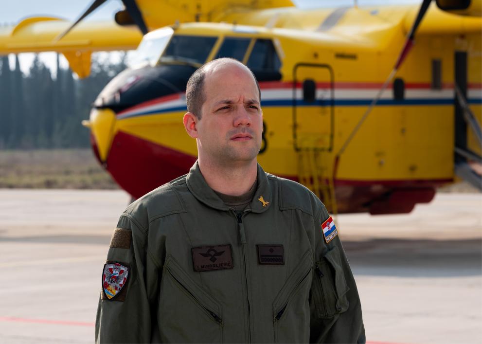 Igor Mindoljević standing in front of a firefighting plane