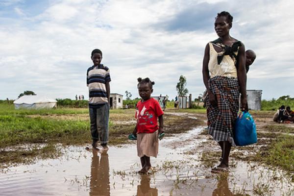 Family on a fieldroad in Mozambique