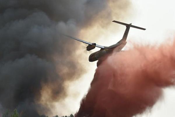 Fire fighting plane dropping retarder fluids