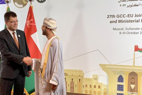 Handshake of Commssioner Janez Lenarčič and Secretary General of the Gulf Cooperation Council 